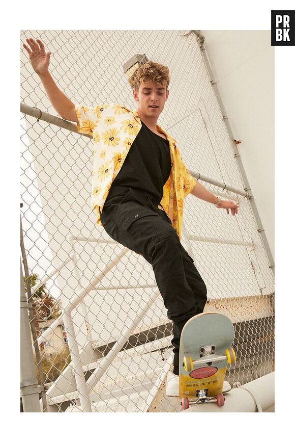 Josh Beauchamp posa em skate para ensaio da nova coleção de roupas