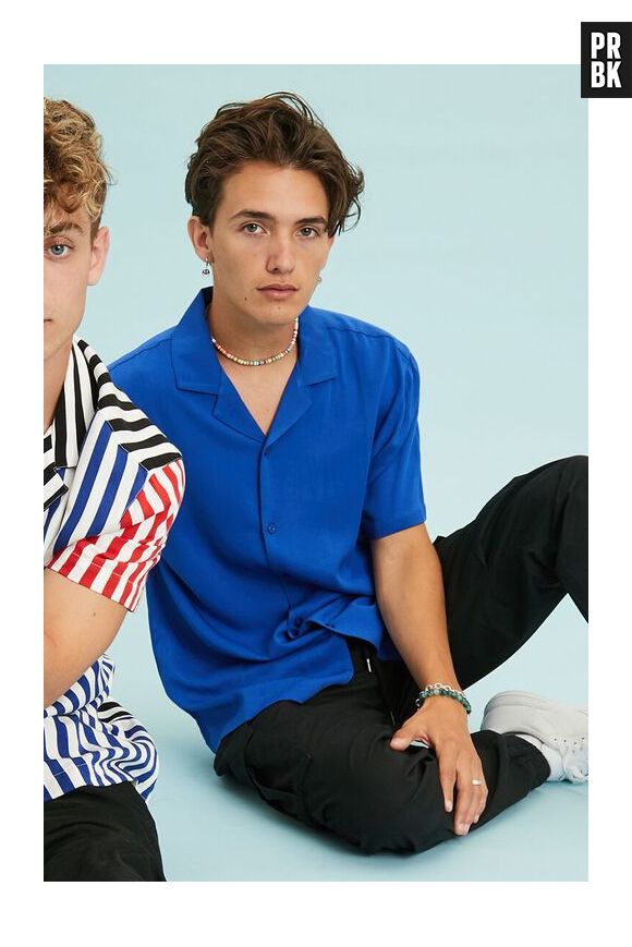 Josh Beauchamp e Noah Urrea dividem cliques para divulgação da nova coleção de roupas