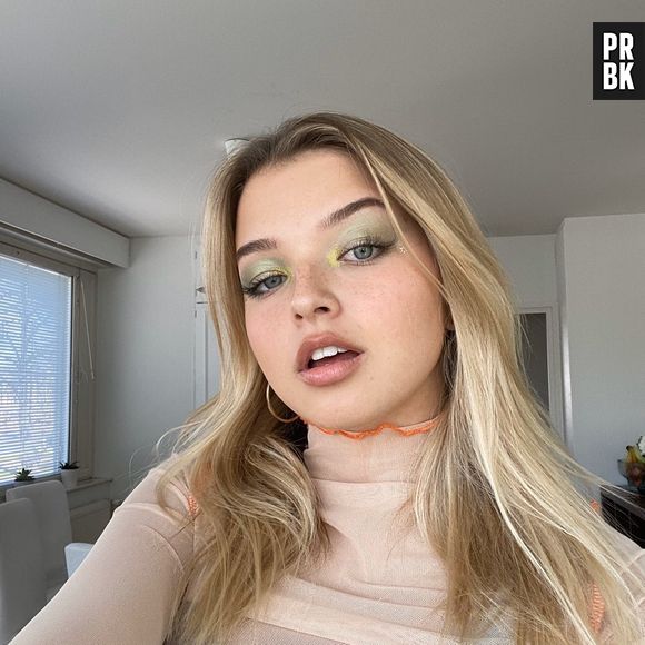 A Joalin, do Now United, apostou em uma sombra verde metálica para destacar os olhos