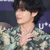 O V, do BTS, costuma agradar os fãs com os fios mais escuros