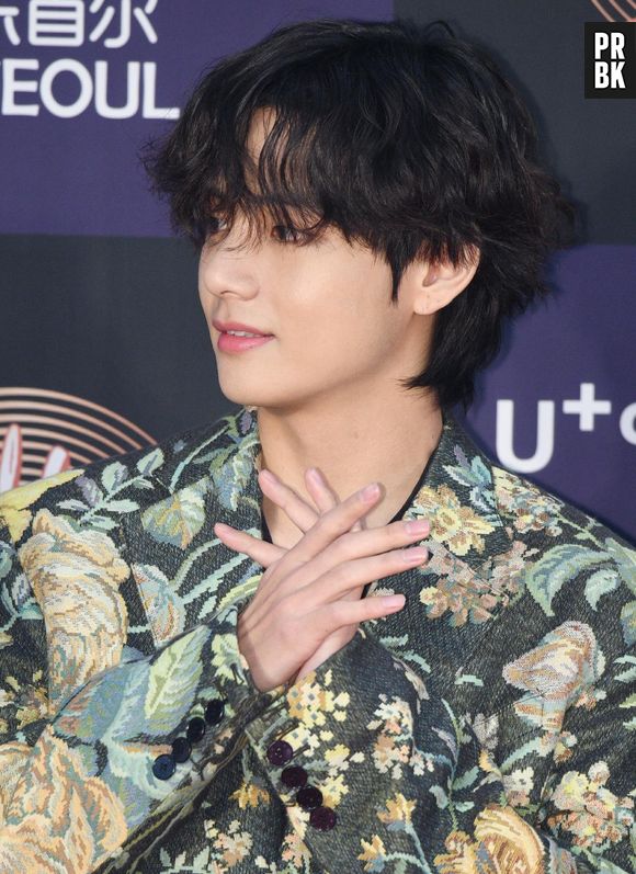 O V, do BTS, costuma agradar os fãs com os fios mais escuros