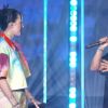 Demi Lovato e Noah Cyrus apresentam "Easy" em festival do Youtube