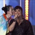 Demi Lovato e Noah Cyrus: teve até beijinho em apresentação