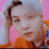 BTS: Suga arrancou elogios com coroa e fundo rosa