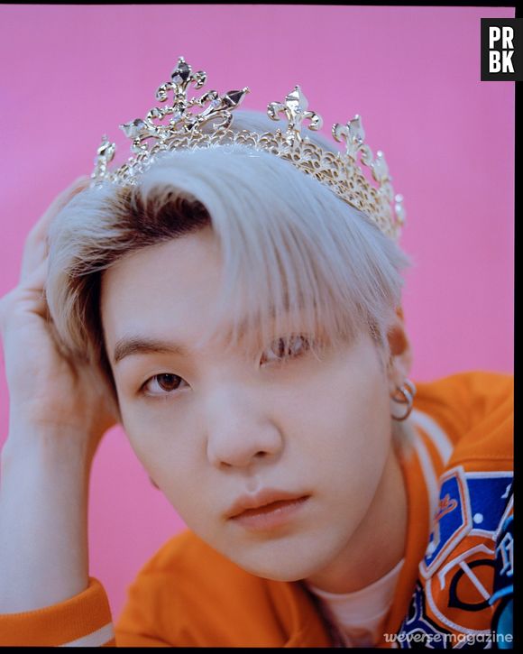 BTS: Suga arrancou elogios com coroa e fundo rosa