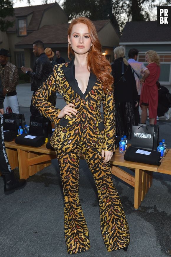 Madelaine Petsch revela estilo favorito: "Eu também tenho um milhão de pares de jeans de cintura alta e estou gostando muito de botas com minissalto"