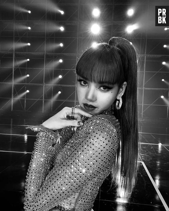 Lisa, integrante do BLACKPINK, faz caridade para ajudar crianças na Tailândia