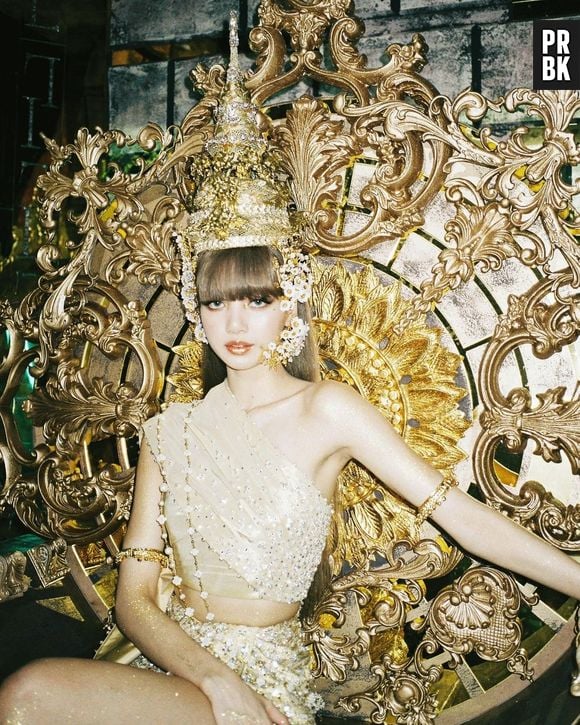 Até mesmo os looks presentes no registro visual de "LALISA" trazem referências à Tailândia, país natal de Lisa