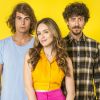 "Verão 90" mostra o trio formado por Manuzita (Melissa Nóbrega/Isabelle Drummond), João (João Bravo/Rafael Vitti) e Jerônimo (Diogo Caruso/Jesuíta Barbosa), que integravam um grupo infantil quando eram crianças, e se reencontram quando já são adultos