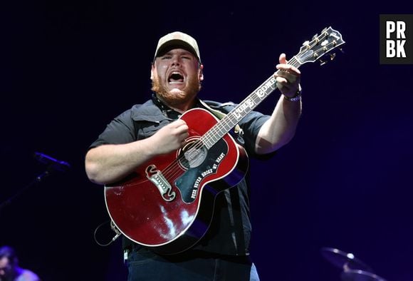 Luke Combs vendeu 2.33 milhões de unidades de discos em 2021