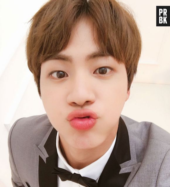 Sempre carinhoso, Jin do BTS tenta se manter próximo dos fãs