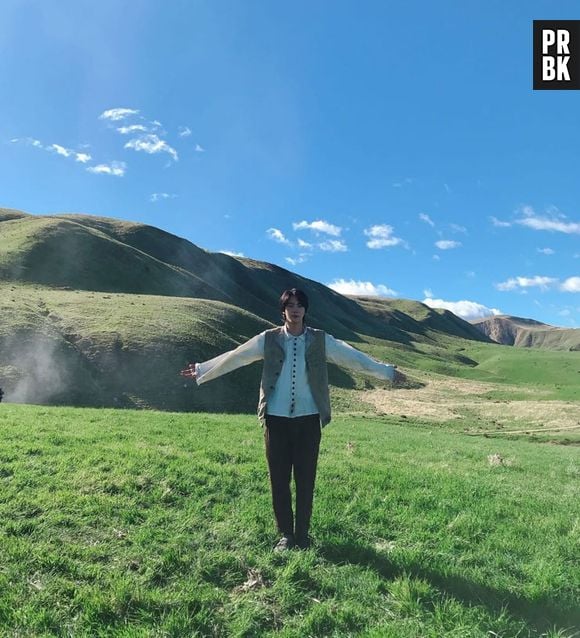 Jin, do BTS, e a paisagem do campo. Qual é o mais bonito?