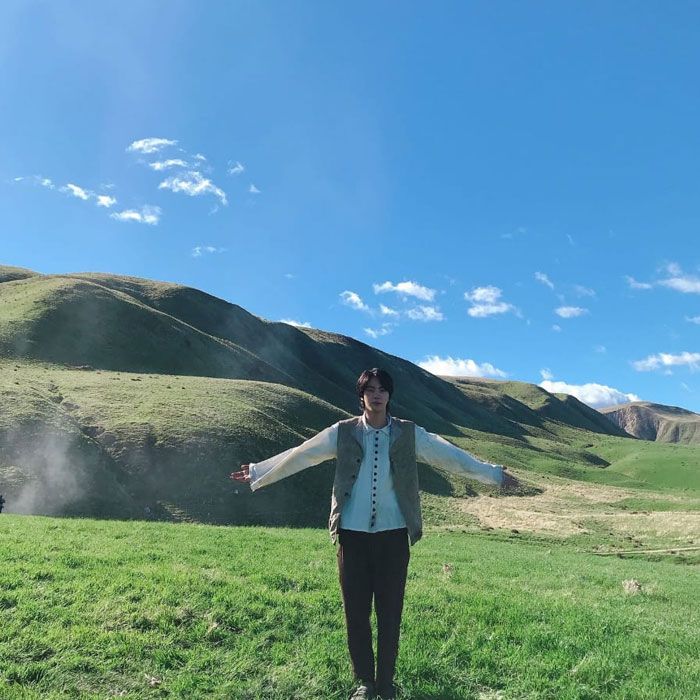 Jin, do BTS, e a paisagem do campo. Qual é o mais bonito?