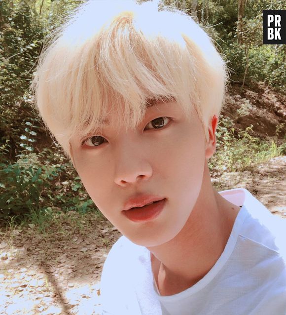 Jin, do BTS, fica lindo com qualquer cor de cabelo