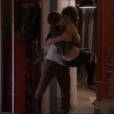  Pedro (Rafael Vitti) leva Karina (Isabella Santoni) no colo para o quarto em "Malha&ccedil;&atilde;o" 