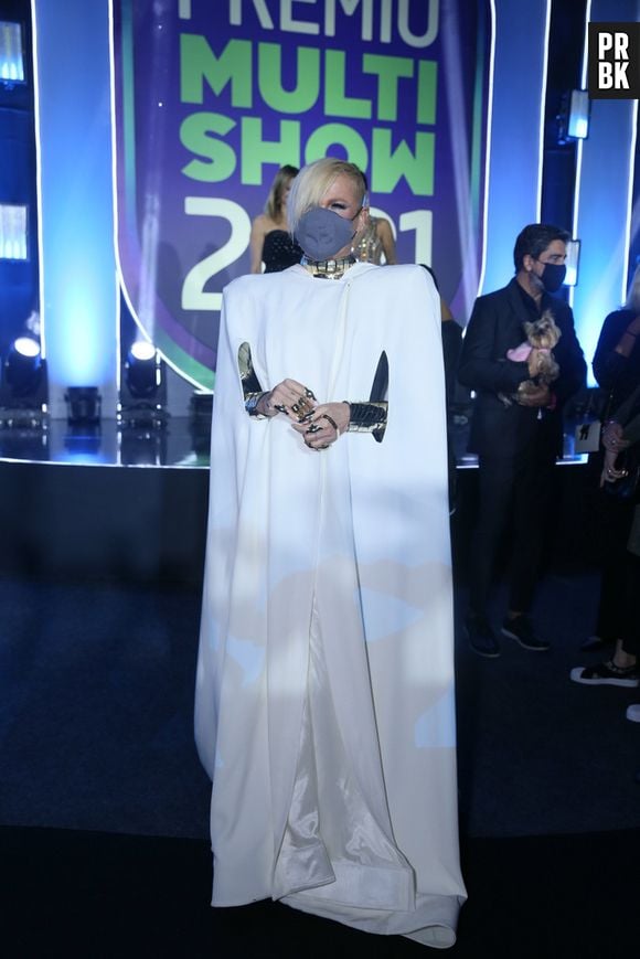 Xuxa meneghel aposta em modelito all white e ombros estruturados no Prêmio Multishow 2021