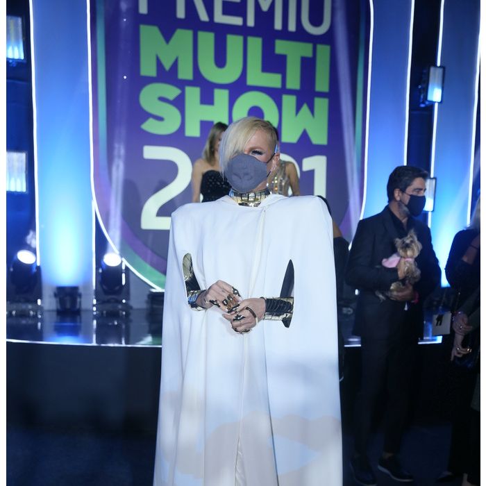 Xuxa meneghel aposta em modelito all white e ombros estruturados no Prêmio Multishow 2021