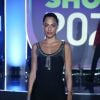 Prêmio Multishow 2021: Mari Gonzalez de vestido Christian Dior vintage, sandálias René Caovilla, brincos ORNARE Semijoias e pulseira Lanvin.