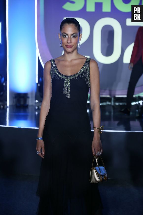 Prêmio Multishow 2021: Mari Gonzalez de vestido Christian Dior vintage, sandálias René Caovilla, brincos ORNARE Semijoias e pulseira Lanvin.