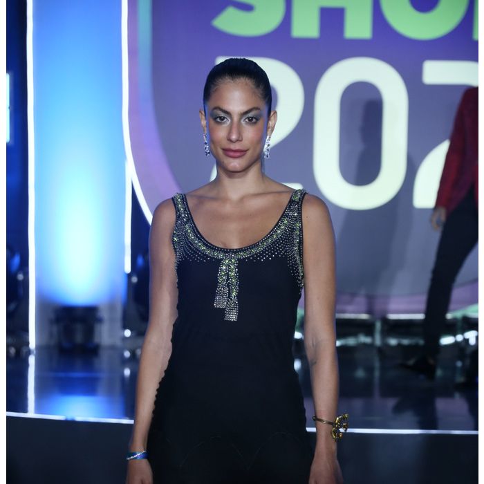 Prêmio Multishow 2021: Mari Gonzalez de vestido Christian Dior vintage, sandálias René Caovilla, brincos ORNARE Semijoias e pulseira Lanvin.