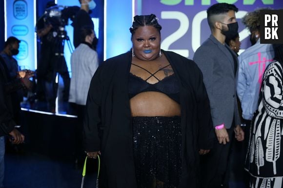 MC Carol chega ao evento com look all black e batom azul no Prêmio Multishow 2021