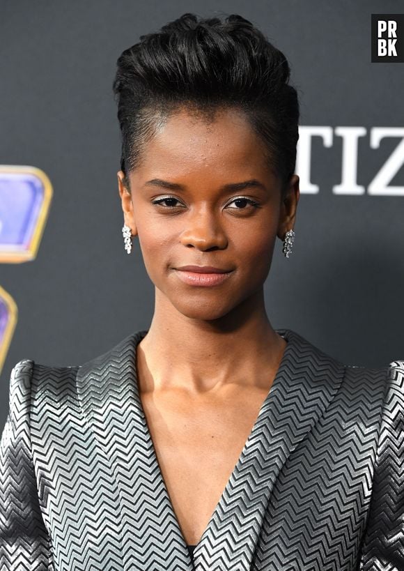 Letitia Wright pode atrasar as filmagens de "Pantera Negra 2" por não ter se vacinado. A atriz voltou para Inglaterra, seu país natal, após sofrer uma lesão no set do novo filme, e pode enfrentar dificuldades em retornar aos EUA para as novas gravações, já que o país exigie vacinação de estrangeiros 