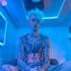 Machine Gun Kelly ainda tem cicatriz do transplante capilar feito para reverter a calvície prematura