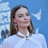 Acredita-se que Margot Robbie fez blefaroplastia, preenchimento de bochechas e, possivelmente, preenchimento de lábios para deixá-los mais simétricos