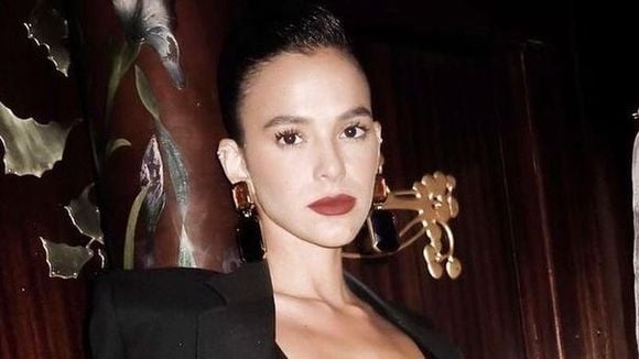 Bruna Marquezine ironiza crítica por seio à mostra em look: "Relaxa, machista"