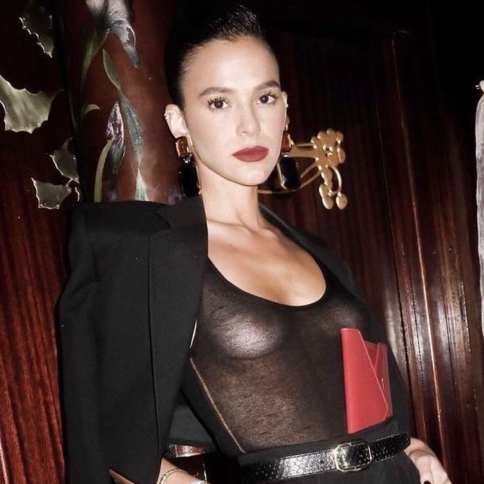 Bruna Marquezine usa look transparente na Semana de Moda em Paris