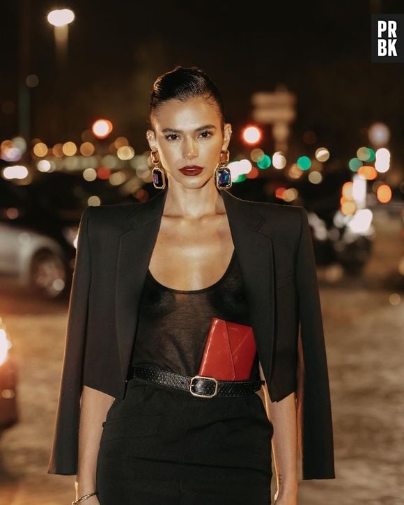 Bruna Marquezine causa polêmica por seios à mostra em Paris