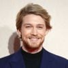 Joe Alwyn costuma comer comida indiana em viagens e seu rapper favorito é o Eminem