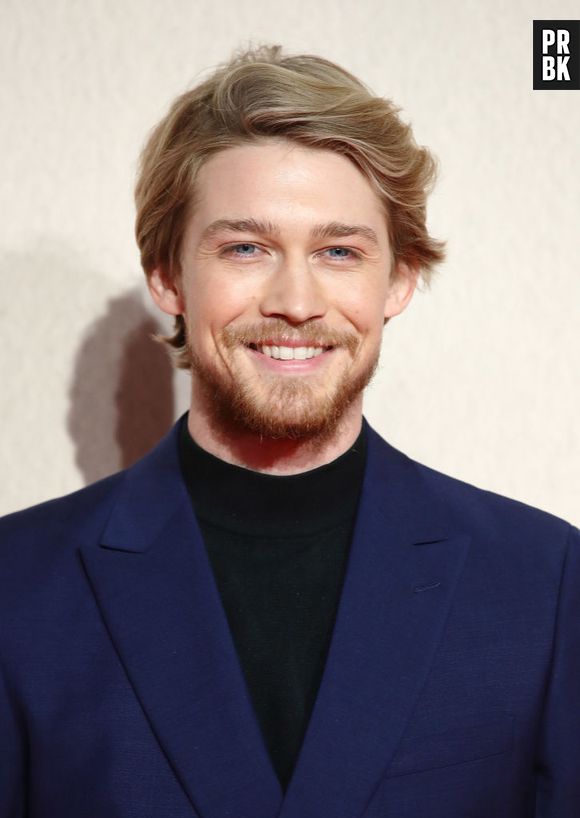 Joe Alwyn costuma comer comida indiana em viagens e seu rapper favorito é o Eminem