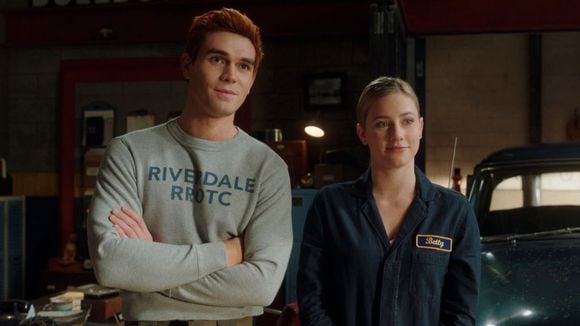 Ninguém pediu! Namoro de Archie e Betty ganha força na 6ª temporada de "Riverdale"