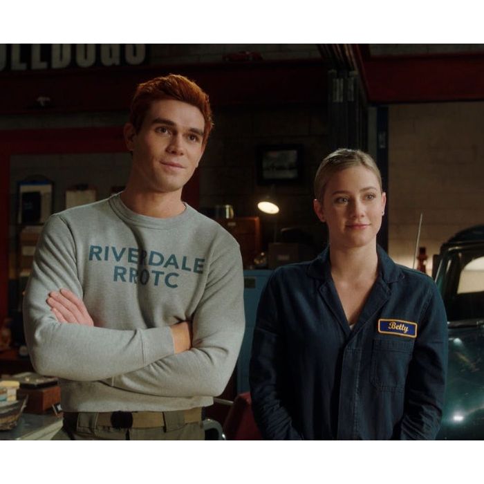 Vamos ter que engulir! 6ª temporada de &quot;Riverdale&quot; irá explorar relacionamento sério de Archie (KJ apa) e Betty (Lili Reinhart)