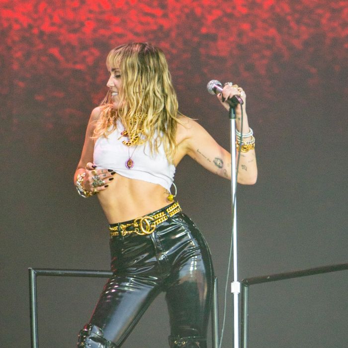 Anitta e Miley Cyrus já se conhecem e trocaram elogios em live no Instagram da ex-Disney