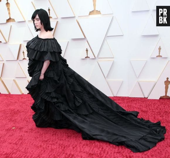 No centro do drama da noite estava o visual de Billie Eilish no Oscar 2022 : um enorme vestido Gucci.