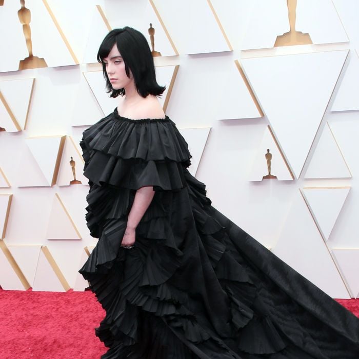 No centro do drama da noite estava o visual de Billie Eilish no Oscar 2022 : um enorme vestido Gucci.