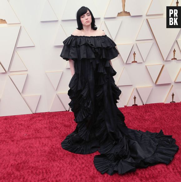 Billie Eilish rebate crítica por seu look no Oscar com vídeo debochado