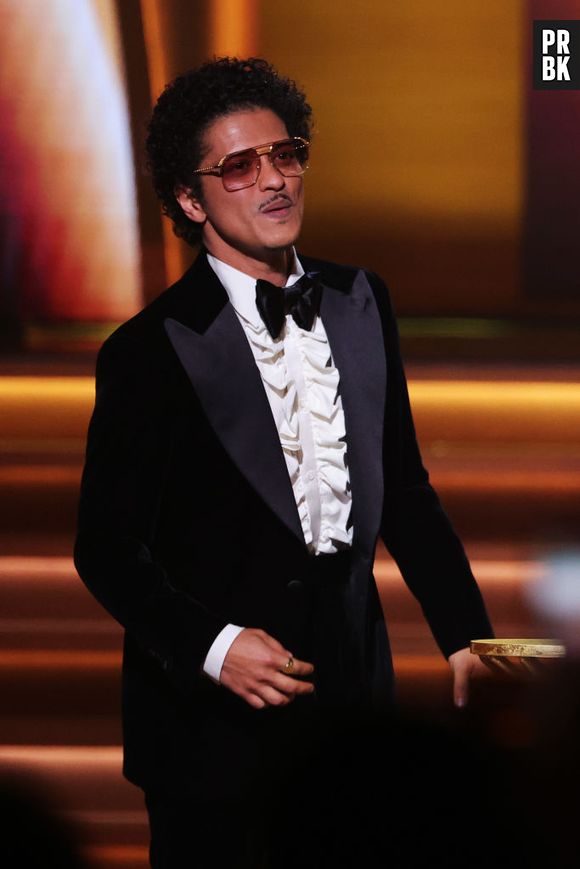 Grammy 2022: Bruno Mars ganhou por "Leave the Door Open" e investiu em look retrô