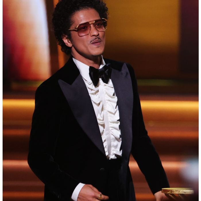 Grammy 2022: Bruno Mars ganhou por &quot;Leave the Door Open&quot; e investiu em look retrô