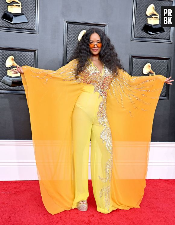 Grammy 2022: H.E.R arrasou com conjunto amarelo