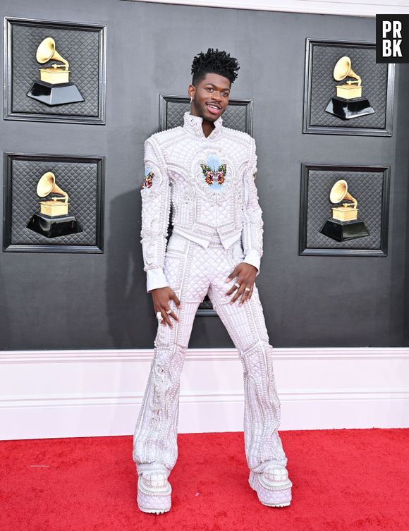 Grammy 2022: Lil Nas X deu destaque ao look com borboleta