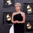 Para o Grammy 2022, Lady Gaga investiu no visual clássico