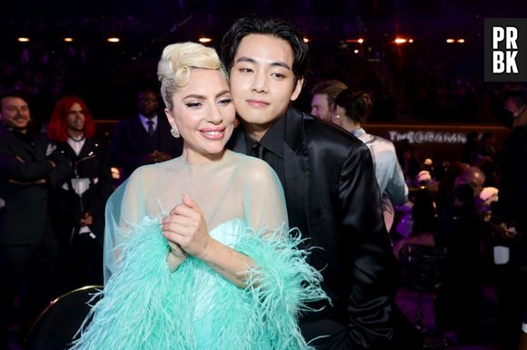 Grammy 2022: Lady Gaga ao lado de V, do BTS, mostrando a cor tendência do evento - verde