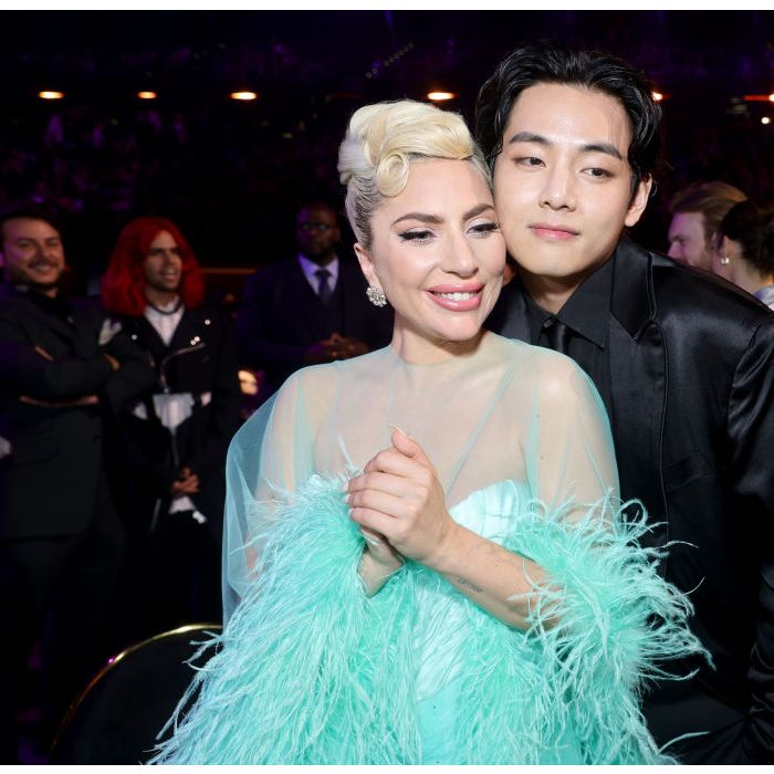 Grammy 2022: Lady Gaga ao lado de V, do BTS, mostrando a cor tendência do evento - verde