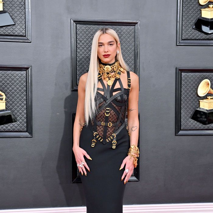 Grammy 2022: Dua Lipa se inspirou em look clássico da Versace