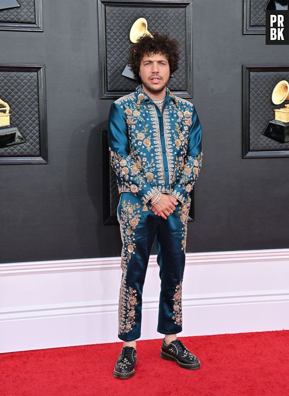 Grammy 2022: o floral apareceu em looks masculinos