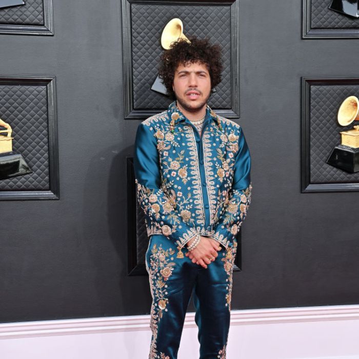 Grammy 2022: o floral apareceu em looks masculinos