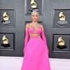 Grammy 2022: Saweetie usou duas tendências, luvas e rosa